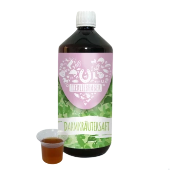Eine Flasche 'Darmkräutersaft' für Haustiere, mit einem pinken und grünen Etikett, das Tierikonen zeigt, neben einer kleinen Tasse mit der Flüssigkeit.