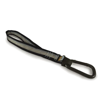Eine strapazierfähige schwarze und graue Haustierleine mit einem stabilen Karabinerclip, entworfen für eine sichere Befestigung am Halsband eines Haustiers.