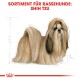 Illustration eines Shih Tzu Hundes mit langem, fließendem Fell und einer roten Schleife, begleitet von dem Text "SORTIMENT FÜR RASSEHUNDE: SHIH TZU."