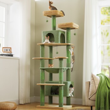 Grün-beiger mehrstufiger Kratzbaum mit sechs Katzen und hängenden Bommeln in sonnigem Wohnzimmer; Kalender auf der Fensterbank zeigt 'AUG 01'.