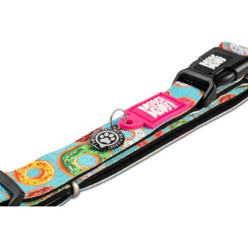 Buntes Hundehalsband mit Donut-Muster, schwarze Schnalle, pinkes Etikett mit der Aufschrift "Woof Woof Woof" und runder Anhänger mit der Aufschrift "Ich bin verloren! Bitte zurückbringen!"