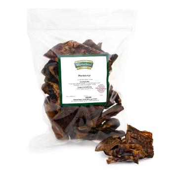 Eine durchsichtige Plastiktüte gefüllt mit getrockneten Pferdelungen für Hunde, beschriftet mit 'Masterfeed Premium Pferdelunge', mit Nährwertinformationen.