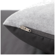 Nahaufnahme eines Haustierbettes mit einer weichen grauen Fleece-Oberseite und einem dunklen Stoffboden, mit einem sichtbaren Reißverschluss für einfache Reinigung.