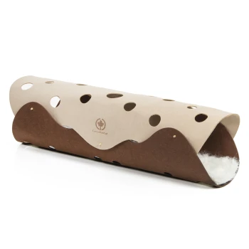 Ein Katzentunnel aus braunem und beigem Karton mit Löchern zur Sichtbarkeit, mit einem weichen weißen Innenraum und dem Logo 'CanadianCat'.