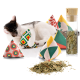 Eine verspielte Katze kuschelt mit einem bunten, dreieckigen Katzenminzspielzeug, umgeben von weiteren gemusterten Spielzeugen und einem Glasbehälter mit getrockneten Kräutern.