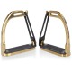 Ein Paar goldene und schwarze Pferde-Steigbügel mit strukturierten Fußbetten, mit dem Markennamen "EQUINATE" auf der Seite eingraviert.