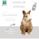 Ein brauner und weißer Kaninchen sitzt neben spanischem Text zur Verwendung von Nagetierstreu-Spray: "MODO DE EMPLEO," "PULVERIZAR," "NO aplicar."