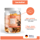 Eine Hand hält einen Hundesnack mit der Aufschrift "100% Lachs", "0g", "Ohne Zucker oder Zusatzstoffe" und "Ideal für Training & Belohnung."