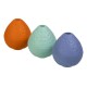 Drei bunte Gummispielzeuge für Haustiere in Form von Eiern: orange, mintgrün und lavendel, mit einer strukturierten Oberfläche.