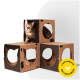 Eine verspielte Bengal-Katze schaut aus einem Pappturm mit ausgeschnittenen Löchern und einem gelben "1 Jahr Garantie 100% Geld zurück"-Abzeichen.