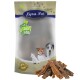 Verpackung für Lyra Pet Hundeleckerlis mit drei Hunden auf der Vorderseite, beschriftet "Lyra Nature Power," mit einem Stapel Leckerlis davor.