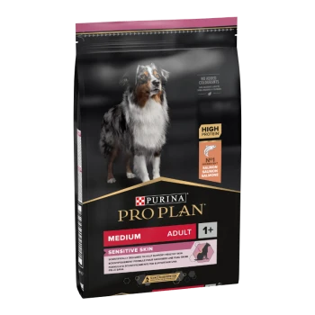 Purina Pro Plan Medium Adult Hundefutterbeutel mit den Aufschriften "Empfindliche Haut" und "Hoher Proteingehalt", mit einem Hund und Lachs als Hauptzutat.