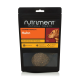 Schwarze Nutriment Natural Treats-Tüte mit Aufschrift 'Gourmet-Burgers Huhn', Hunde-Kopf-Abbildung und sichtbarem rundem Burger-Leckerli.