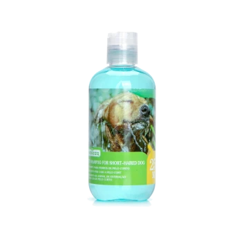 Flasche mit Haustiershampoo für kurzhaarige Hunde, die einen Golden Retriever mit Wassertropfen im Gesicht zeigt, beschriftet in mehreren Sprachen.