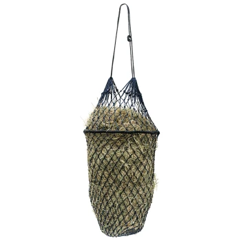 Hängendes Heunetz, gefüllt mit Heu, entworfen für die Fütterung von Kleintieren wie Kaninchen oder Meerschweinchen.