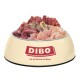 Eine beigefarbene Futterschüssel für Haustiere, gefüllt mit rohem Hähnchen, Rindfleisch und Innereien, beschriftet mit "DIBO" und dem Slogan "Für die Besten das Beste."