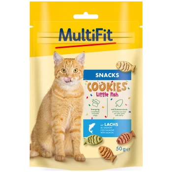 Zabawny pomarańczowy kot liże wargi przed żółtą torbą przekąsek oznaczoną "MultiFit Cookies Little Fish," z przysmakami w kształcie ryb.