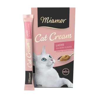 Miamor Cat Cream Verpackung mit einer weißen Katze mit blauen Augen, Lachs-Geschmack und einem Löffel Sahne, beschriftet mit "+ OMEGA 3."