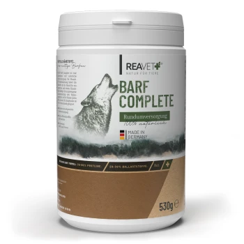 Behälter mit "BARF COMPLETE" Tiernahrungsergänzung, mit einer Wolf-Illustration, Text auf Deutsch, der "100% natürlich" und "Hergestellt in Deutschland" besagt.