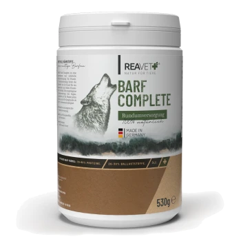 Behälter mit "BARF COMPLETE" Tiernahrungsergänzung, mit einer Wolf-Illustration, Text auf Deutsch, der "100% natürlich" und "Hergestellt in Deutschland" besagt.
