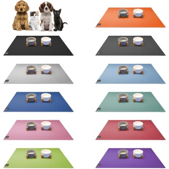 Eine Vielzahl von Fressmatten für Haustiere in verschiedenen Farben, jede mit zwei Keramikschalen auf Holzhaltern, in einem Rasterlayout präsentiert.