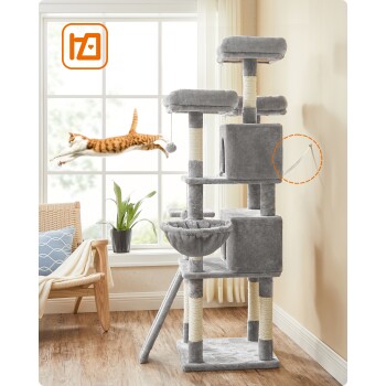 Ein grauer Katzenbaum mit mehreren Ebenen, einer gemütlichen Hängematte und Kratzpfosten, mit einer verspielten orangefarbenen Katze, die im Hintergrund springt.