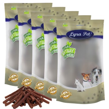 Fünf Beutel Lyra Pet natürliche Haustierleckereien, mit einer Vielzahl von Tieren auf der Verpackung und einem Haufen Leckerli-Sticks davor.