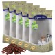 Fünf Beutel Lyra Pet natürliche Haustierleckereien, mit einer Vielzahl von Tieren auf der Verpackung und einem Haufen Leckerli-Sticks davor.