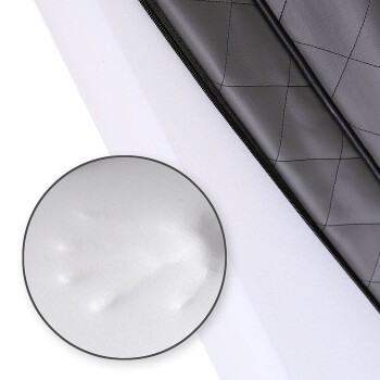 Nahaufnahme eines schwarzen Haustierbettes mit einem gesteppten Design, das einen Reißverschluss und eine weiße Schaumstoffbasis darunter zeigt.