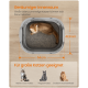 Draufsicht auf eine Katze, die in einer geräumigen Katzentoilette mit den Maßen 54 cm mal 42,8 cm liegt, geeignet für große Katzen wie Maine Coon, Ragdoll und Exotic Shorthair.