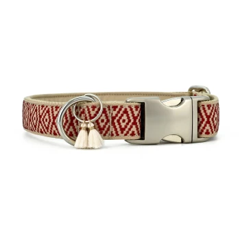 Stylisches Haustierhalsband mit einem rot-beigen geometrischen Muster, silberner Schnalle und dekorativen weißen Quasten.