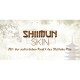 SHIIMUN SKIN-Logo mit dem Text 'Mit der natürlichen Kraft des Shiitake Pilz' auf einem sanften, naturthemen Hintergrund.