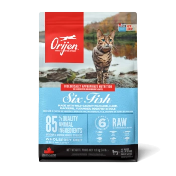 Hundefutterbeutel mit einer getigerten Katze an einer felsigen Küste, beschriftet mit "Orijen Six Fish," das 85% hochwertige tierische Zutaten und eine Rohkostdiät hervorhebt.