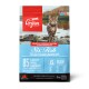 Hundefutterbeutel mit einer getigerten Katze an einer felsigen Küste, beschriftet mit "Orijen Six Fish," das 85% hochwertige tierische Zutaten und eine Rohkostdiät hervorhebt.