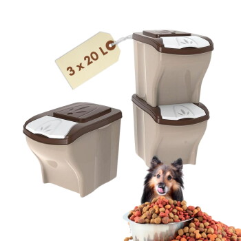 Drei beige-braune Futterbehälter mit Anhänger '3 x 20 L' und ein Hund hinter einer großen Schüssel mit Trockenfutter.