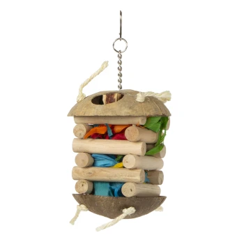 Buntes Holzspielzeug zum Kauen für Haustiere, bestehend aus gestapelten Holzstäben und natürlichen Fasern, die an einer Metallkette hängen.