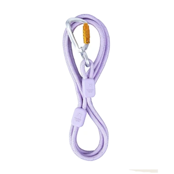 Eine lavendelfarbene Hundeleine mit einem stabilen Metallkarabiner und zwei lila Gummigriffen mit dem Logo 'WOOLLY WOLF.'