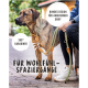 Ein gestromter Hund auf einem gepflasterten Weg, angeleint von einer Person in schwarzen Jeans und weißen Sneakers. Text: "Für Wohlfühl-Spaziergänge", "Rundes Design."