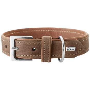 Braunes Lederhalsband für Hunde mit weißen Nähten, silberner Schnalle und einem Metallring, mit einem kleinen "HUNTER"-Logoanhänger.