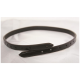 Schwarzes Leder-Halsband für Haustiere mit mehreren Einstelllöchern, flach auf einem hellen Hintergrund liegend.