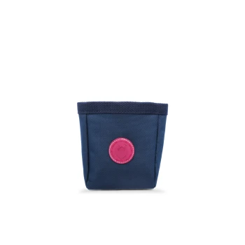 Navyblaue Haustierfutterlagerungstasche mit einem pinken runden Logo auf der Vorderseite, mit einem einfachen, modernen Design.