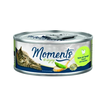Katzenfutterdose mit einer getigerten Katze, beschriftet "Moments to enjoy", mit "Huhn mit Spargel" und einem Qualitätssiegel.