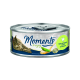 Katzenfutterdose mit einer getigerten Katze, beschriftet "Moments to enjoy", mit "Huhn mit Spargel" und einem Qualitätssiegel.