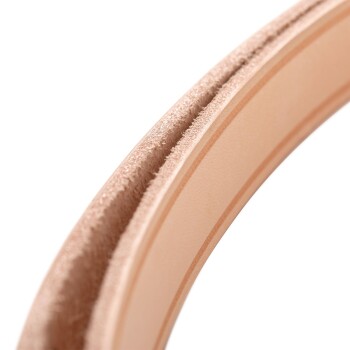 Nahaufnahme eines weichen, beigen Haustierhalsbands mit einer strukturierten Oberfläche und einem glatten Innenfutter, das dessen Qualität und Design zeigt.