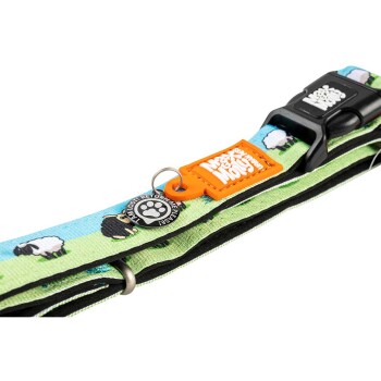 Hundehalsband mit Schafsmuster, schwarzer Schnalle, orangefarbenem Anhänger mit der Aufschrift „Moo & Woof“ und rundem Anhänger mit der Aufschrift „Wenn ich verloren bin! Bitte zurückbringen!“