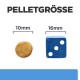 Bild, das zwei Haustierfutterpellets zum Größenvergleich zeigt: ein 10 mm runder Pellet neben einem 16 mm blauen Würfel, beschriftet mit "PELLETGRÖSSE."
