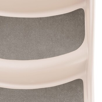 Nahaufnahme einer beigen Futterstation für Haustiere mit drei flachen Schalen, die eine glatte Oberfläche und eine graue Matte darunter aufweist.