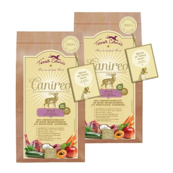 Zwei Taschen Terra Canis Canireo Hundefutter, beschriftet 'WILD', mit einer Grafik eines Hundes und verschiedenen Zutaten wie Gemüse und Früchten.