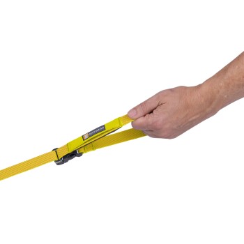Eine Hand hält eine leuchtend gelbe Hundeleine mit einem schwarzen Clip, mit einem Ruffwear-Logo am Griff.