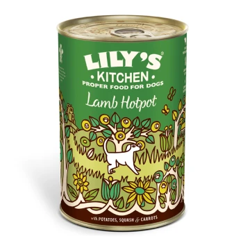 Dose von Lily's Kitchen Lamm-Hotpot für Hunde, mit einem grünen Etikett, das Illustrationen eines Hundes, Blumen und Gemüse zeigt.